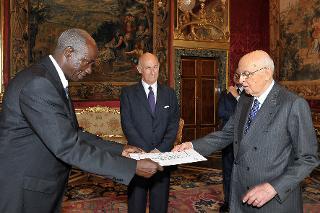 Il Presidente Giorgio Napolitano con il Sig. Renovat Ndayurukiye, nuovo Ambasciatore della Repubblica del Burundi, in occasione della presentazione delle Lettere Credenziali