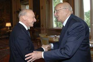 Il Presidente Giorgio Napolitano accoglie il Prof. Guido Alpa, Presidente del Consiglio Nazionale Forense, nel suo studio.