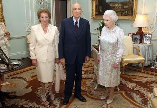 Il Presidente Giorgio Napolitano e la signora Clio incontrano S.M. la Regina Elisabetta a Buckingham Palace