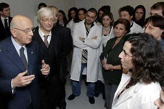 Il Presidente Giorgio Napolitano si intrattiene con un gruppo di ricercatrici durante la visita al Centro EBRI.