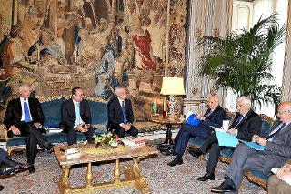 Il Presidente Giorgio Napolitano nel corso dell'incontro con Giovanni Pitruzzella, Presidente della Commissione di Garanzia dell'attuazione della legge sullo sciopero nei servizi pubblici essenziali, e i componenti la Commissione