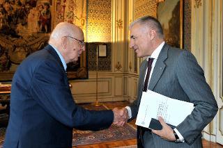 Il Presidente Giorgio Napolitano accoglie Guido Pier Paolo Bortoni, Presidente dell'Autorità per l'energia e il gas ed i componenti l'Autorità