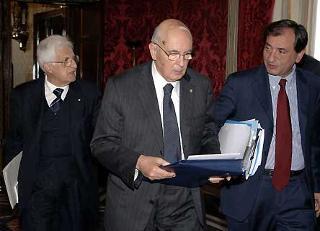 Il Presidente Giorgio Napolitano accompagnato dai suoi più stretti collaboratori, Donato Marra e Pasquale Cascella, lascia lo studio alla Vetrata al termine delle consultazioni
