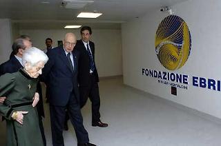 Il Presidente Giorgio Napolitano con Rita Levi Montalcini, Antonino Cattaneo e Pietro Calissano durante la visita al Centro Europeo di Ricerca sul Cervello