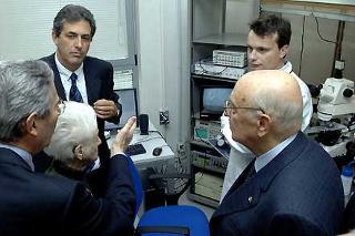 Il Presidente Giorgio Napolitano con Rita Levi Montalcini, Antonino Cattaneo, Pietro Calissano e Alberto Bacci durante la visita al Centro EBRI