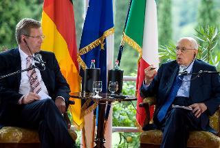 Il Presidente Giorgio Napolitano e il Presidente della Repubblica Federale di Germania Chritian Wulff a Villa Vigoni in occasione dell'incontro con i giovani sul &quot;Futuro dell'Europa&quot;