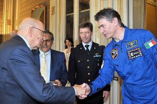 Il Presidente Giorgio Napolitano con Paolo Nespoli, in occasione della riconsegna del Tricolore portato nello spazio in occasione delle celebrazioni del 150° anniversario dell'Unità d'Italia