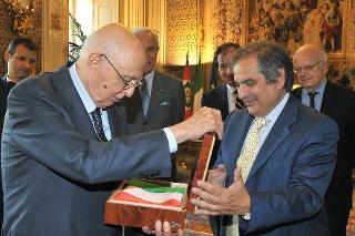Il Presidente Giorgio Napolitano riceve da Enrico Saggese, Presidente dell'ASI il Tricolore portato nello spazio in occasione delle celebrazioni del 150° anniversario dell'Unità d'Italia