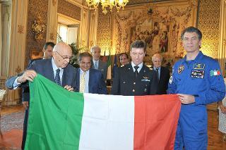 Il Presidente Giorgio Napolitano con Paolo Nespoli e Roberto Vittori che hanno riconsegnato il Tricolore portato nello spazio in occasione delle celebrazioni del 150° anniversario dell'Unità d'Italia