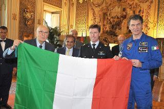 Il Presidente Giorgio Napolitano con Enrico Saggese, Paolo Nespoli e Roberto Vittori, in occasione della riconsegna del Tricolore portato nello spazio per le celebrazioni del 150° anniversario dell'Unità d'Italia