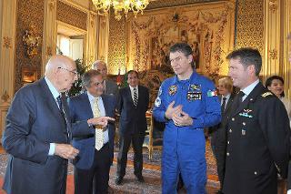 Il Presidente Giorgio Napolitano nel corso dell'incontro con Enrico Saggese, Presidente dell'ASI, e gli astronauti Paolo Nespoli e Roberto Vittori