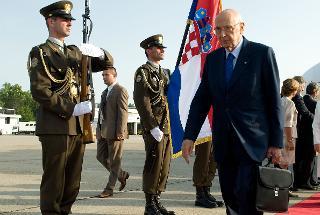 Il Presidente Giorgio Napolitano al suo arrivo all'aeroporto di Zagabria, in occasione della visita di Stato nella Repubblica di Croazia