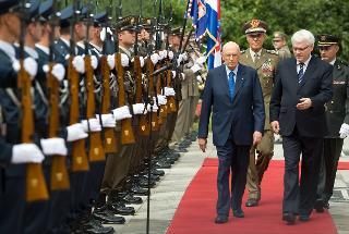 Il Presidente Giorgio Napolitano con il Presidente della Repubblica di Croazia Ivo Josipovic, durante la cerimonia di benvenuto