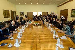Il Presidente Giorgio Napolitano e il Presidente della Repubblica di Croazia Ivo Josipovic, durante l'incontro allargato alle Delegazioni