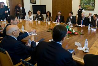 Il Presidente Giorgio Napolitano e il Presidente della Repubblica di Croazia Ivo Josipovic, durante l'incontro allargato alle Delegazioni