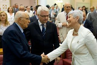 Il Presidente Giorgio Napolitano, con il Presidente della Repubblica di Croazia Ivo Josipovic, saluta il Primo Ministro Jadranka Kosor, al termine dell'intervento alla sede del Parlamento Croato