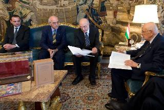 Il Presidente Giorgio Napolitano con Enrico Malato, Presidente del Centro Pio Rajna e della "Salerno Editrice S.r.l.", per la consegna del primo esemplare dell'edizione riprodotta del "Breviario Grimani", accompagnato da Maurizio Fallace, Direttore generale per le Biblioteche, gli Istituti Culturali ed il Diritto d'Autore del Ministero per i Beni e le Attività Culturali e da Marco Paolo Mantile, della Regione Veneto