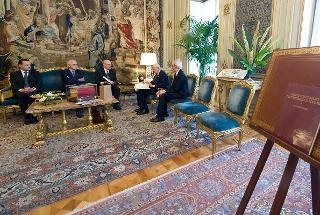 Il Presidente Giorgio Napolitano con Enrico Malato, Presidente del Centro Pio Rajna e della "Salerno Editrice S.r.l.", per la consegna del primo esemplare dell'edizione riprodotta del "Breviario Grimani", accompagnato da Maurizio Fallace, Direttore generale per le Biblioteche, gli Istituti Culturali ed il Diritto d'Autore del Ministero per i Beni e le Attività Culturali e da Marco Paolo Mantile, della Regione Veneto