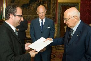 Il Presidente Giorgio Napolitano con S.E. il Signor Carmel Inguanez, nuovo Ambasciatore della Repubblica di Malta, in occasione della presentazione delle Lettere Credenziali