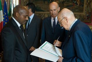 Il Presidente Giorgio Napolitano con S.E. il Signor Jacques Kabale Nyangezi, nuovo Ambasciatore della Repubblica del Rwanda, in occasione della presentazione delle Lettere Credenziali