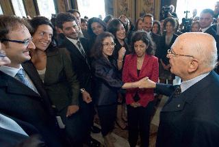 Il Presidente Giorgio Napolitano al termine dell'incontro saluta i Magistrati ordinari in tirocinio nominati con D.M. 5/8/2010