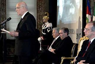 Il Presidente Giorgio Napolitano, nella foto con il Ministro della Pubblica Istruzione, Giuseppe Fioroni, il Sindaco di Roma Walter Veltroni ed il Presidente dell'UCEI Renzo Gattegna, durante il suo intervento per la celebrazione del &quot;Giorno della Memoria&quot;