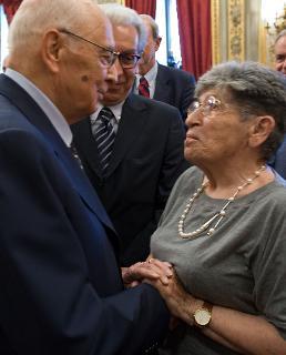 Il Presidente Giorgio Napolitano saluta Miriam Mafai, al termine dell'incontro con i componenenti dell'Associazione Stampa Parlamentare
