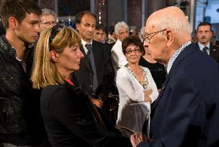 Il Presidente Giorgio Napolitano con la Signora Annarita Lo Mastro e Stefano Tobini, rispettivamente mamma e fratello del Caporal Maggiore David Tobini, caduto nell'attentato in Afghanistan