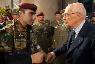Il Presidente Giorgio Napolitano con il Caporal Maggiore Francesco Arena, rimasto ferito nell'attentato in Afghanistan