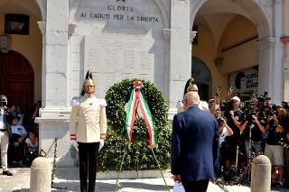 Il Presidente Napolitano depone una corona d'alloro al Monumento dedicato ai Caduti in Piazza Tre Martiri a Rimini