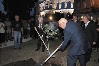 Il Presidente Giorgio Napolitano e il Presidente della Croazia nel corso della posa simbolica di un albero di olivo dinanzi all'Arena