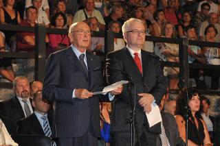 Il Presidente della Repubblica Giorgio Napolitano e il Presidente della Repubblica di Croazia Ivo Josipovic durante la dichiarazione congiunta sul palco dell'Arena di Pola