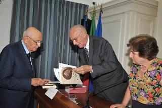 Il Presidente Giorgio Napolitano, con il prof. Nicola Merzagora e la prof.ssa Paola Carucci, nel corso della cerimonia di consegna alla Presidenza della Repubblica dell'Archivio Merzagora