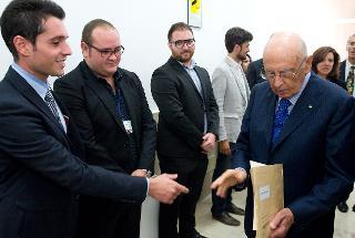 Il Presidente Giorgio Napolitano accolto dagli studenti dell'Unione degli Universitari e di Rete universitaria Mediterranea, al suo arrivo alla Facoltà di Ingegneria