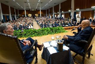 Il Presidente Giorgio Napolitano nel corso del dialogo con il Prof. Gianfranco Pasquino sul tema &quot;Rifare gli Italiani per stare in Europa&quot;, presso la Facoltà di Ingegneria