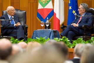 Il Presidente Giorgio Napolitano e il Prof. Gianfranco Pasquino in occasione del convegno &quot;Rifare gli Italiani per stare in Europa&quot;