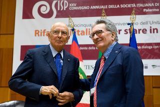 Il Presidente Giorgio Napolitano con il Prof. Gianfranco Pasquino, al termine del convegno &quot;Rifare gli Italiani per stare in Europa&quot;