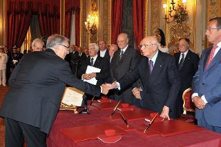 Il Presidente Giorgio Napolitano si congratula con il Prof. Aldo Carosi, Giudice della Corte costituzionale