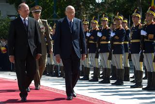 Il Presidente Giorgio Napolitano con il Presidente di Romania Traian Basescu, durante la cerimonia di benvenuto a Palazzo Cotroceni