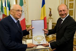 Il Presidente Giorgio Napolitano durante lo scambio di onorificenze con il Presidente di Romania Traian Basescu