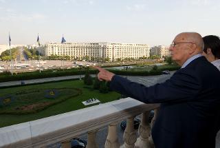 Il Presidente Giorgio Napolitano nel corso della visita al Parlamento Romeno osserva la città dal balcone d'onore