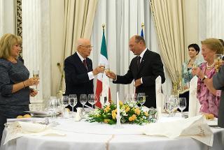 Il Presidente Giorgio Napolitano e il Presidente di Romania Traian Basescu con le rispettive consorti, in occasione del brindisi al pranzo di Stato