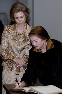 La Signora Clio Napolitano con accanto la Regina Sofia, firma il libro d'onore al termine della visita al Museo del Prado