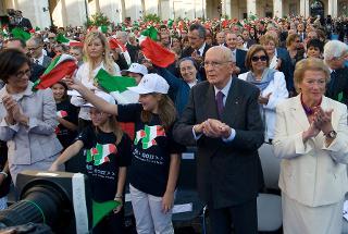 Il Presidente Giorgio Napolitano, con a fianco la consorte Sig.ra Clio, applaude al termine dell'Inno Nazionale cantato dagli studenti