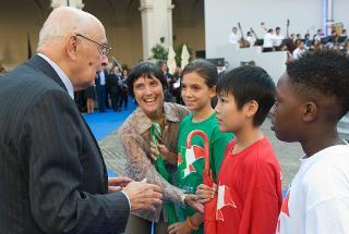 Il Presidente Giorgio Napolitano saluta alcuni ragazzi intervenuti alla cerimonia di apertura dell'Anno Scolastico 2011-2012