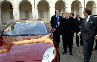 Il Presidente Giorgio Napolitano, nella foto con Luca Cordero di Montezemolo John Elkan e Luca De Meo osserva la nuova vettura della FIAT &quot;Bravo&quot;, in occasione della presentazione al Quirinale.