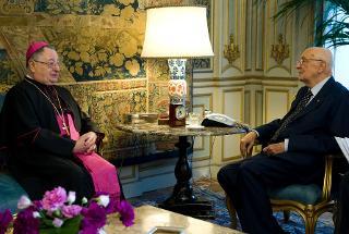Il Presidente Giorgio Napolitano durante i colloqui con S.E. Rev.ma Mons. Giuseppe Bertello, Nunzio Apostolico in Italia, in occasione della visita di congedo