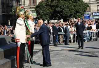 Il Presidente Napolitano depone una corona d'alloro sulla restaurata statua di Garibaldi