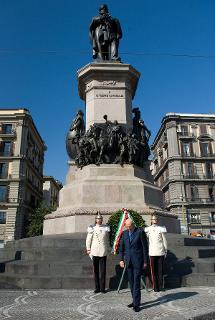 Il Presidente Giorgio Napolitano dopo aver deposto una corona d'alloro alla restaurata statua di Garibaldi