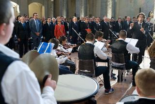 Il Presidente Giorgio Napolitano durante dell'Inno d'Italia eseguito dall'Orchestra Giovanile &quot;Sanitansamble&quot;, al termine dell'incontro sul tema &quot;Cinque anni con il Sud&quot;